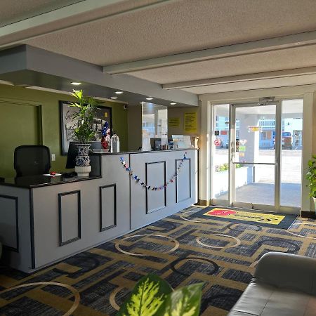 Super 8 By Wyndham Bangor Hotel Екстериор снимка