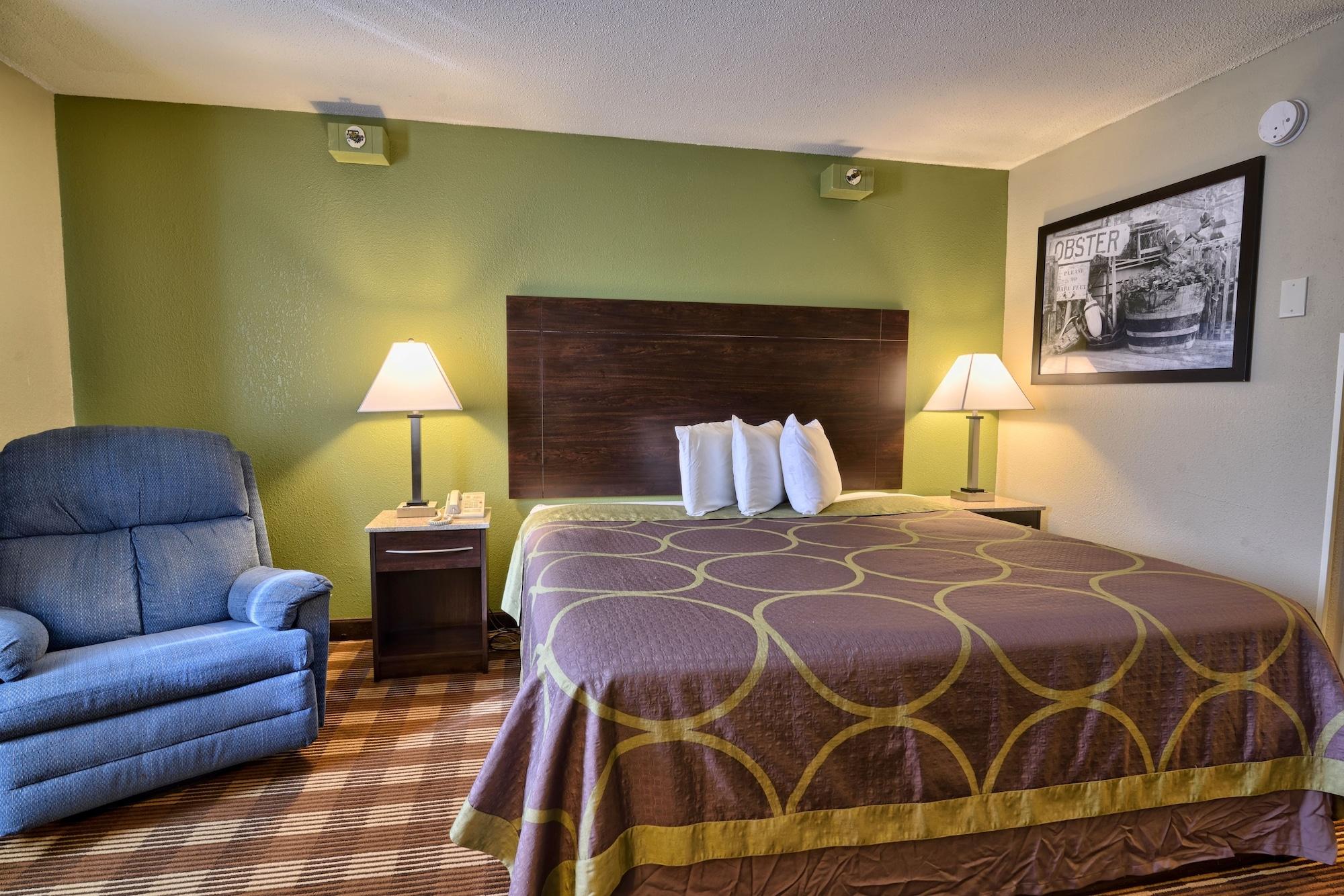Super 8 By Wyndham Bangor Hotel Екстериор снимка