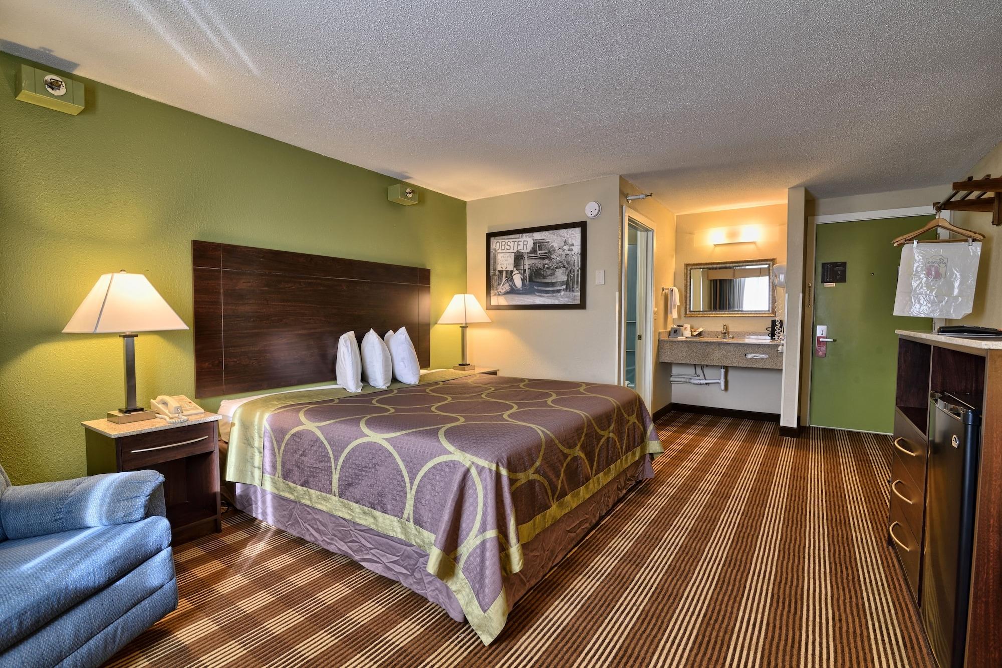 Super 8 By Wyndham Bangor Hotel Екстериор снимка