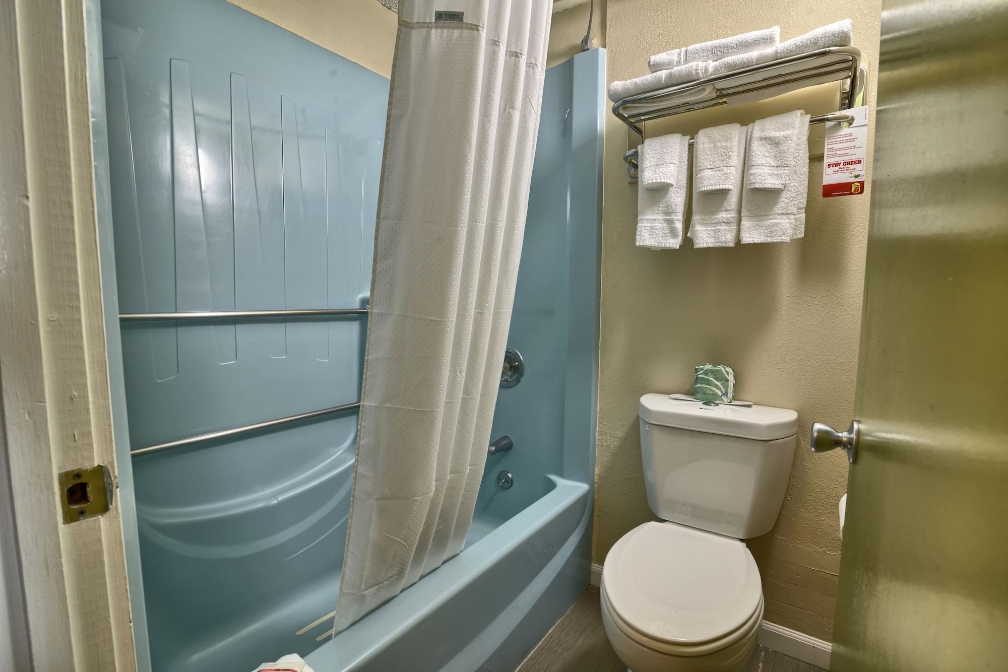Super 8 By Wyndham Bangor Hotel Екстериор снимка