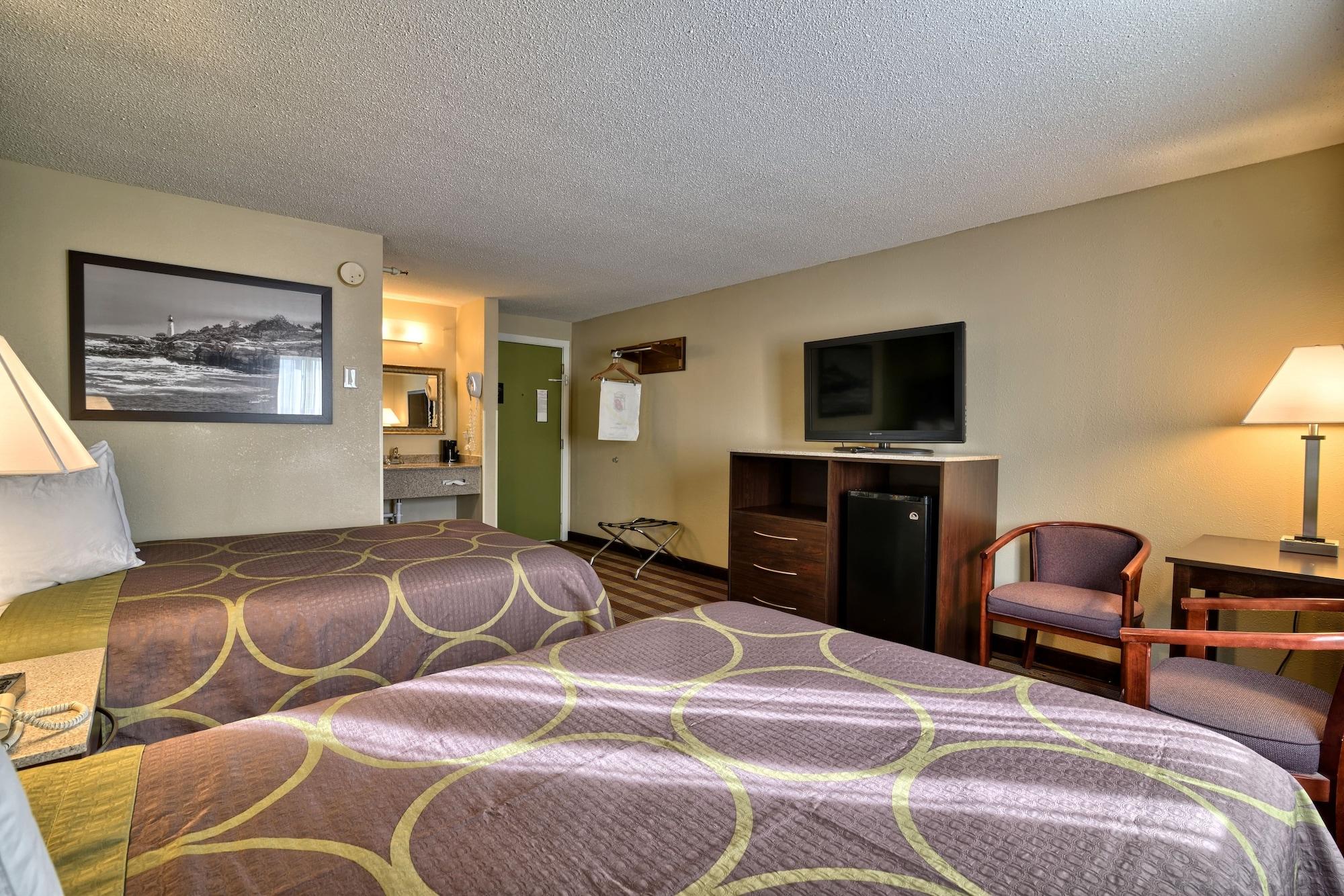 Super 8 By Wyndham Bangor Hotel Екстериор снимка