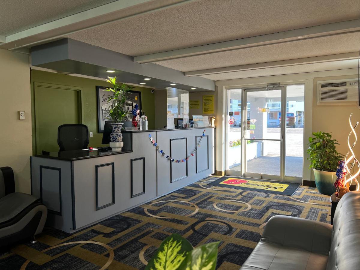 Super 8 By Wyndham Bangor Hotel Екстериор снимка