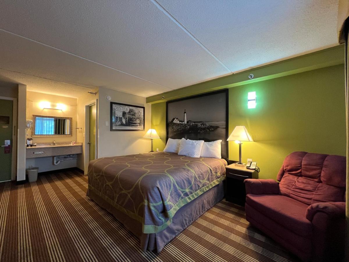 Super 8 By Wyndham Bangor Hotel Екстериор снимка