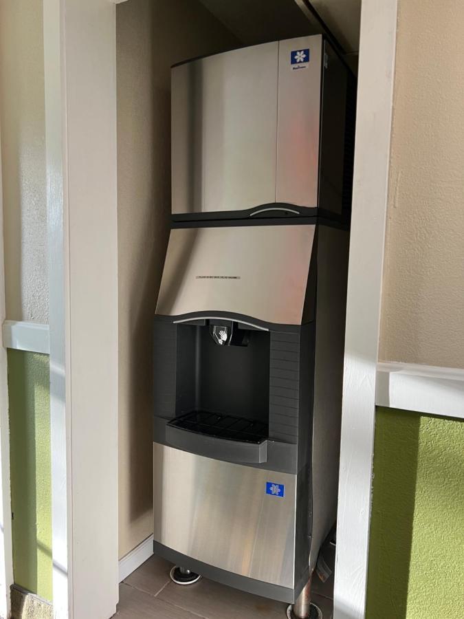 Super 8 By Wyndham Bangor Hotel Екстериор снимка