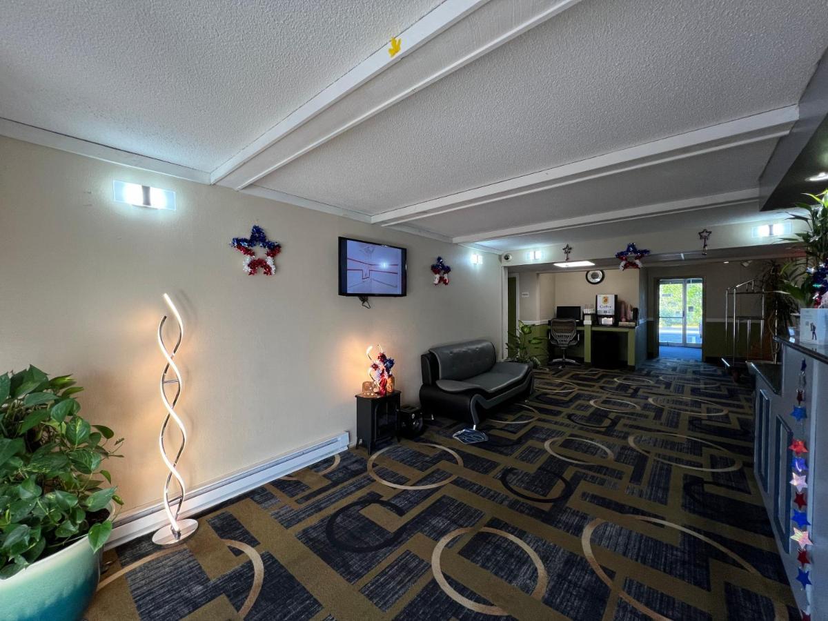 Super 8 By Wyndham Bangor Hotel Екстериор снимка