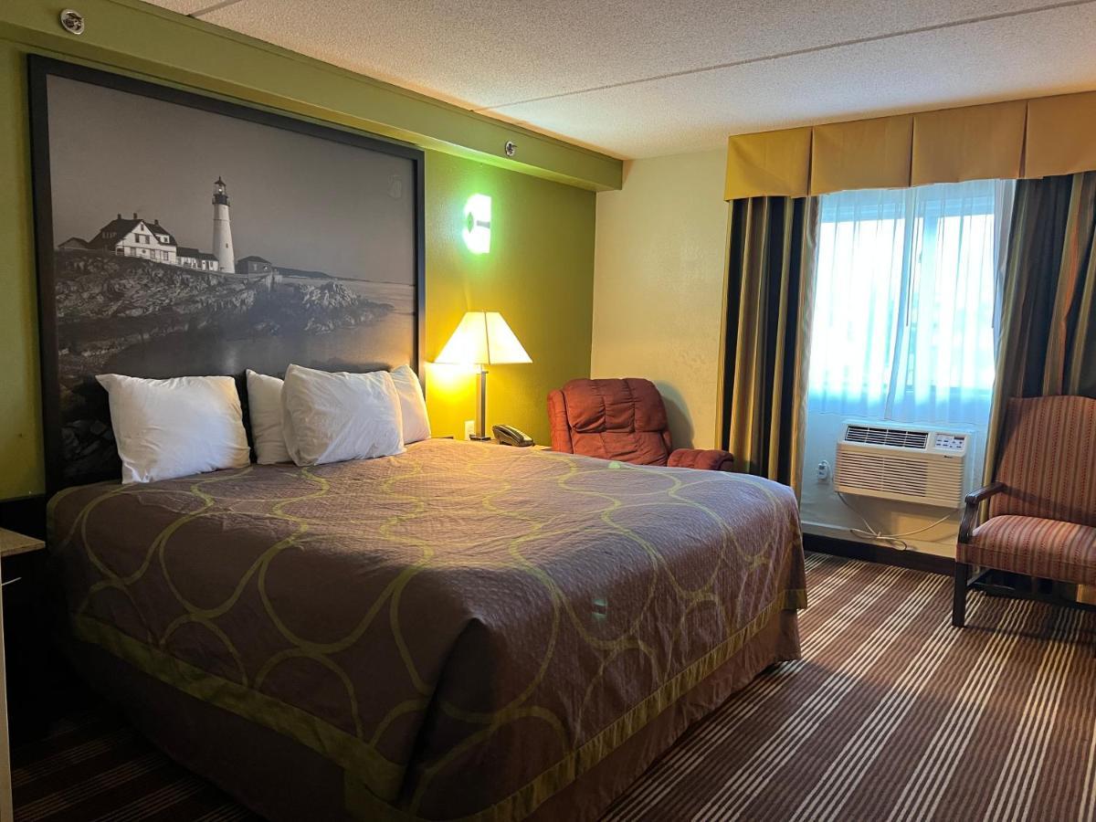 Super 8 By Wyndham Bangor Hotel Екстериор снимка