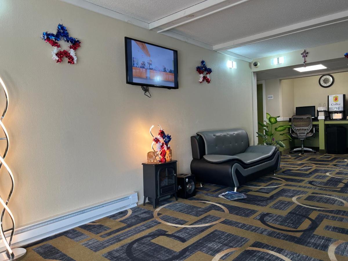 Super 8 By Wyndham Bangor Hotel Екстериор снимка