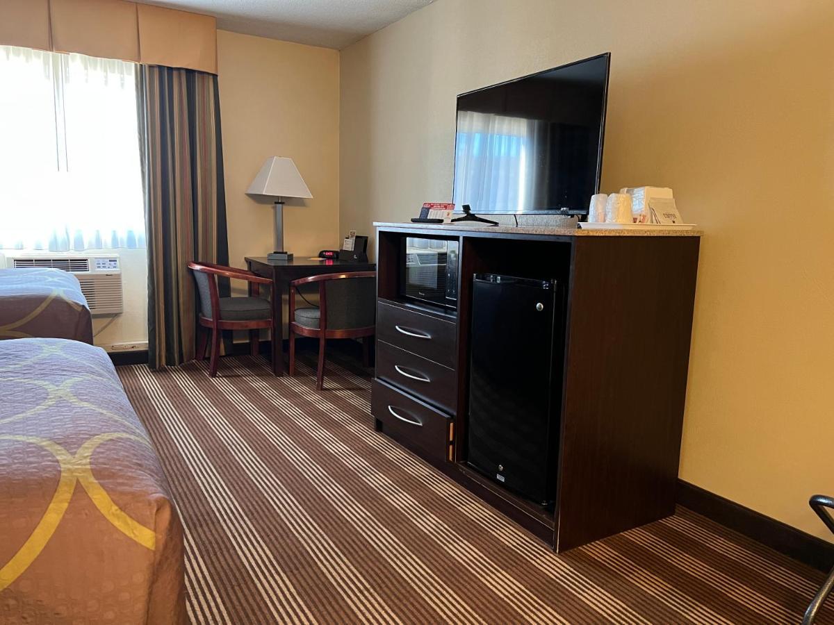 Super 8 By Wyndham Bangor Hotel Екстериор снимка