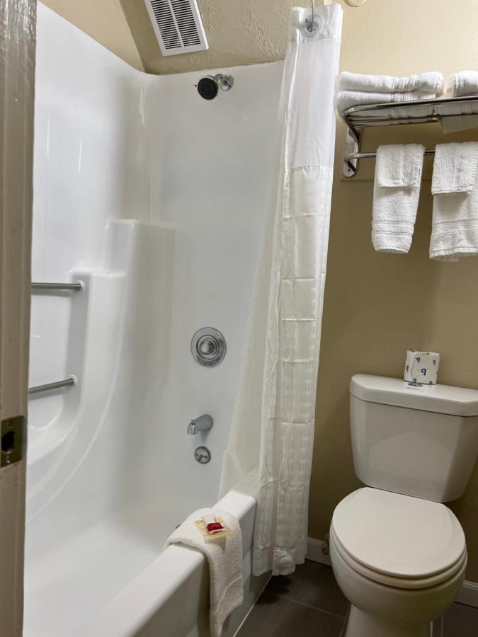 Super 8 By Wyndham Bangor Hotel Екстериор снимка