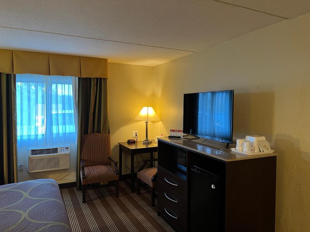 Super 8 By Wyndham Bangor Hotel Екстериор снимка