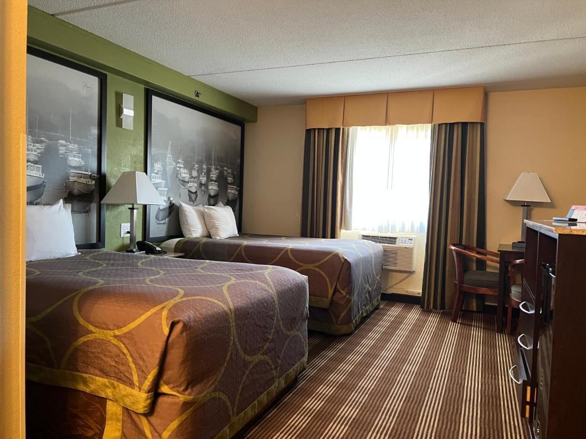 Super 8 By Wyndham Bangor Hotel Екстериор снимка