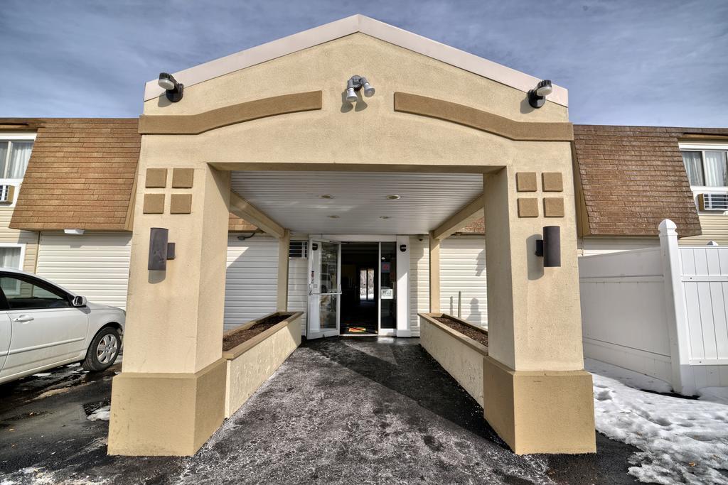 Super 8 By Wyndham Bangor Hotel Екстериор снимка