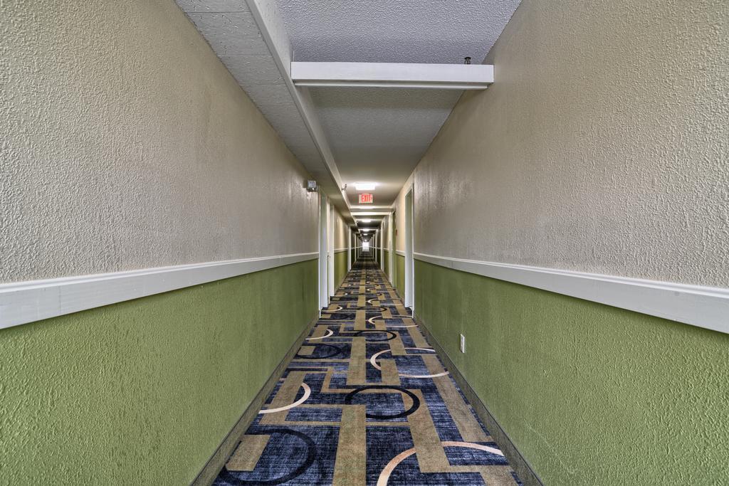 Super 8 By Wyndham Bangor Hotel Екстериор снимка