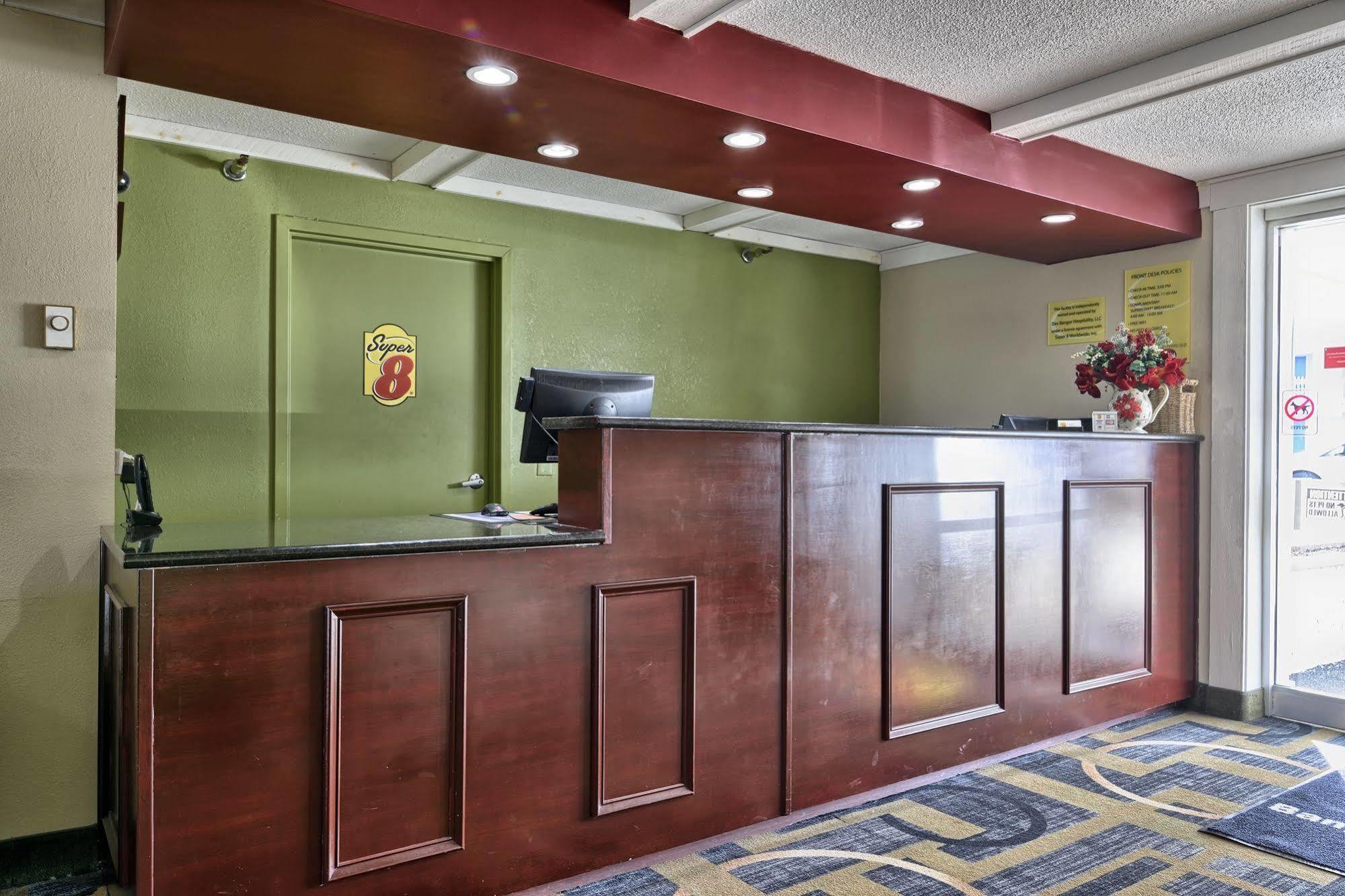 Super 8 By Wyndham Bangor Hotel Екстериор снимка