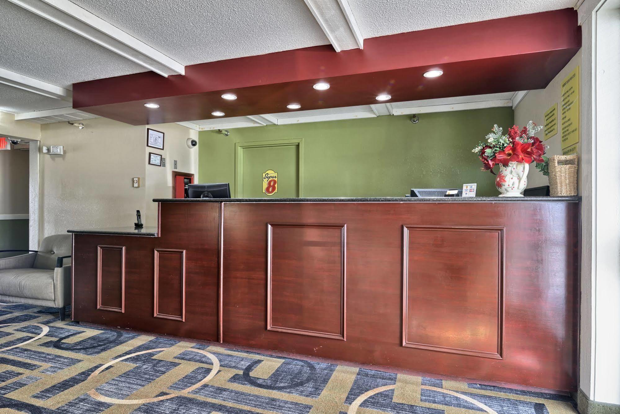 Super 8 By Wyndham Bangor Hotel Екстериор снимка