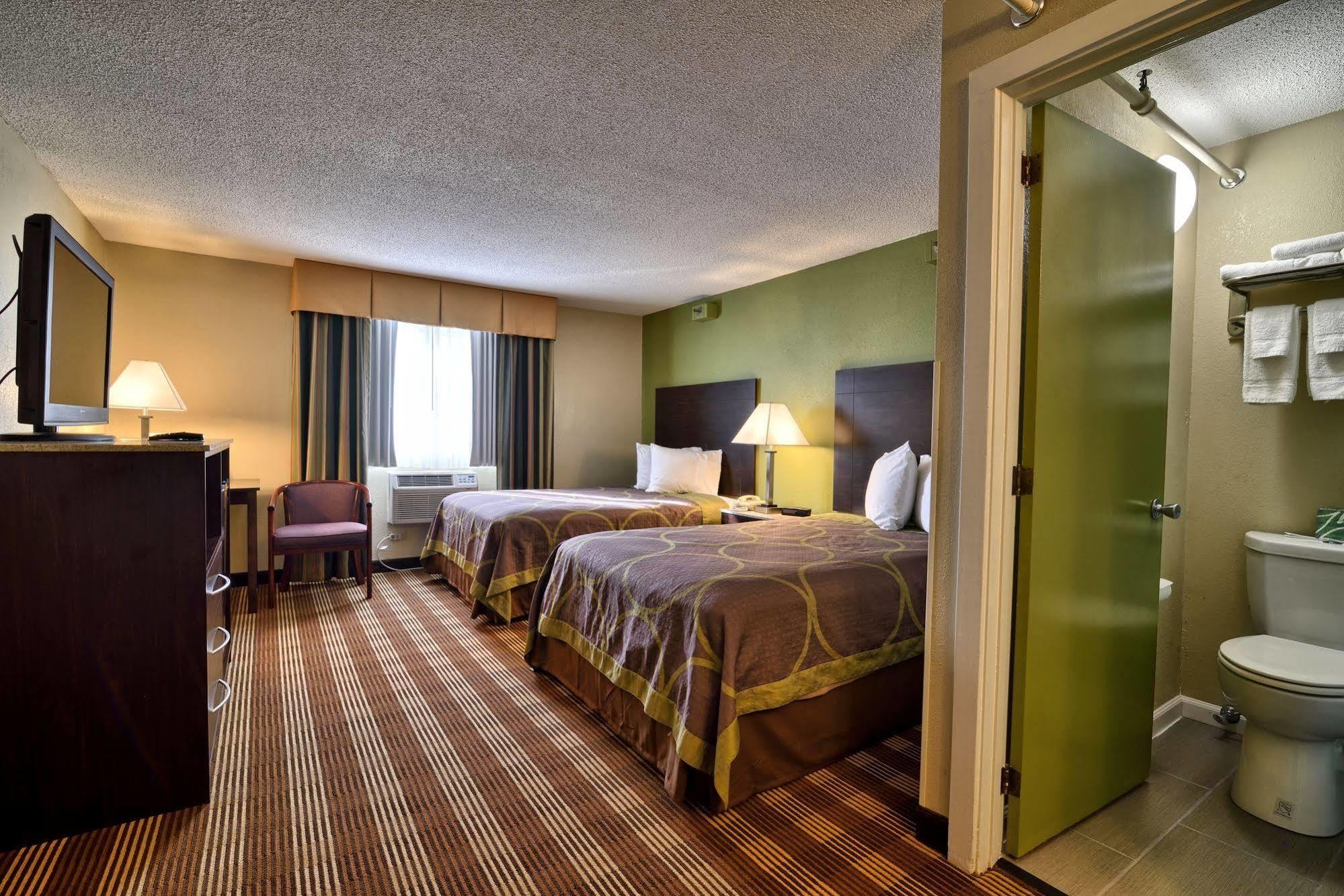 Super 8 By Wyndham Bangor Hotel Екстериор снимка